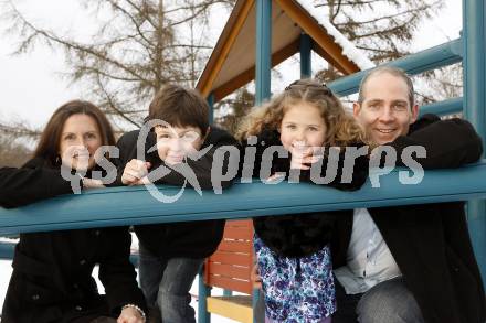 Eishockey. KAC. Jeffrey Tory mit Familie am Woerthersee. Klagenfurt, 11.1.2010.
Foto: Kuess
---
pressefotos, pressefotografie, kuess, qs, qspictures, sport, bild, bilder, bilddatenbank