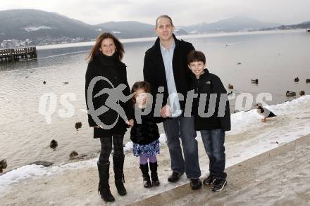 Eishockey. KAC. Jeffrey Tory mit Familie am Woerthersee. Klagenfurt, 11.1.2010.
Foto: Kuess
---
pressefotos, pressefotografie, kuess, qs, qspictures, sport, bild, bilder, bilddatenbank