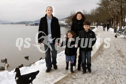 Eishockey. KAC. Jeffrey Tory mit Familie am Woerthersee. Klagenfurt, 11.1.2010.
Foto: Kuess
---
pressefotos, pressefotografie, kuess, qs, qspictures, sport, bild, bilder, bilddatenbank