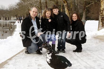 Eishockey. KAC. Jeffrey Tory mit Familie am Woerthersee. Klagenfurt, 11.1.2010.
Foto: Kuess
---
pressefotos, pressefotografie, kuess, qs, qspictures, sport, bild, bilder, bilddatenbank