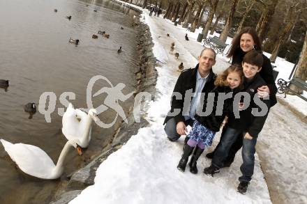 Eishockey. KAC. Jeffrey Tory mit Familie am Woerthersee. Klagenfurt, 11.1.2010.
Foto: Kuess
---
pressefotos, pressefotografie, kuess, qs, qspictures, sport, bild, bilder, bilddatenbank