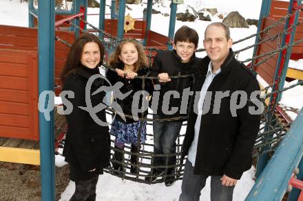 Eishockey. KAC. Jeffrey Tory mit Familie am Woerthersee. Klagenfurt, 11.1.2010.
Foto: Kuess
---
pressefotos, pressefotografie, kuess, qs, qspictures, sport, bild, bilder, bilddatenbank