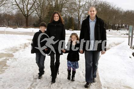 Eishockey. KAC. Jeffrey Tory mit Familie am Woerthersee. Klagenfurt, 11.1.2010.
Foto: Kuess
---
pressefotos, pressefotografie, kuess, qs, qspictures, sport, bild, bilder, bilddatenbank