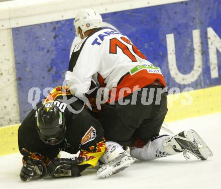 Eishockey Carinthian Hockey League CHL. EC Tarco Woelfe Klagenfurt gegen EC SV Spittal. Manuel Ferrara (Tarco), Martin Dobner (Spittal). Klagenfurt, am 9.3.2010.
Foto: Kuess
---
pressefotos, pressefotografie, kuess, qs, qspictures, sport, bild, bilder, bilddatenbank