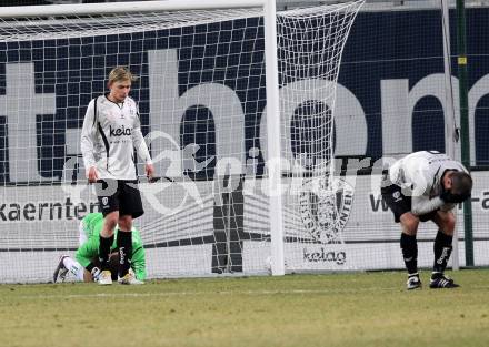 Fussball Stiegl OEFB Cup. SK Austria Kaernten gegen Fernwaerme Vienna. Stefan Hierlaender, Heinz Weber, Marco Salvatore (Kaernten). Klagenfurt, am 9.3.2010.
Foto: Kuess
---
pressefotos, pressefotografie, kuess, qs, qspictures, sport, bild, bilder, bilddatenbank