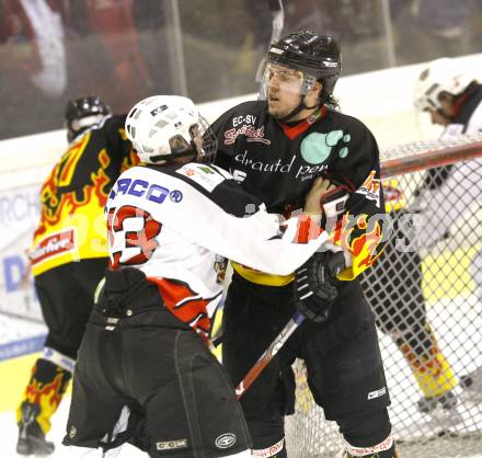 Eishockey Carinthian Hockey League CHL.  EC Tarco Woelfe Klagenfurt gegen EC SV Spittal. Florian Innerkofler (Tarco), Thomas Tilli (Spittal). Klagenfurt, am 9.3.2010.
Foto: Kuess

---
pressefotos, pressefotografie, kuess, qs, qspictures, sport, bild, bilder, bilddatenbank