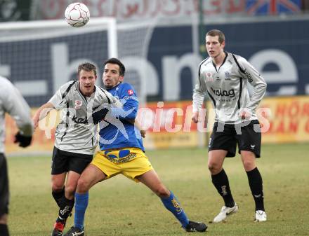 Fussball Stiegl OEFB Cup. SK Austria Kaernten gegen Fernwaerme Vienna. Thomas Riedl, Daniel Gramann (Kaernten), Osman Bozkurt (Vienna). Klagenfurt, am 9.3.2010.
Foto: Kuess
---
pressefotos, pressefotografie, kuess, qs, qspictures, sport, bild, bilder, bilddatenbank