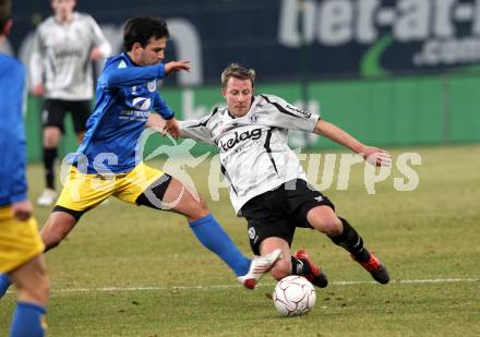 Fussball Stiegl OEFB Cup. SK Austria Kaernten gegen Fernwaerme Vienna. Thomas Riedl (Kaernten), Sebastian Martinez (Vienna). Klagenfurt, am 9.3.2010.
Foto: Kuess
---
pressefotos, pressefotografie, kuess, qs, qspictures, sport, bild, bilder, bilddatenbank