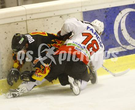 Eishockey Carinthian Hockey League CHL. EC Tarco Woelfe Klagenfurt gegen EC SV Spittal. Manuel Ferrara (Tarco), Martin Dobner (Spittal). Klagenfurt, am 9.3.2010.
Foto: Kuess
---
pressefotos, pressefotografie, kuess, qs, qspictures, sport, bild, bilder, bilddatenbank