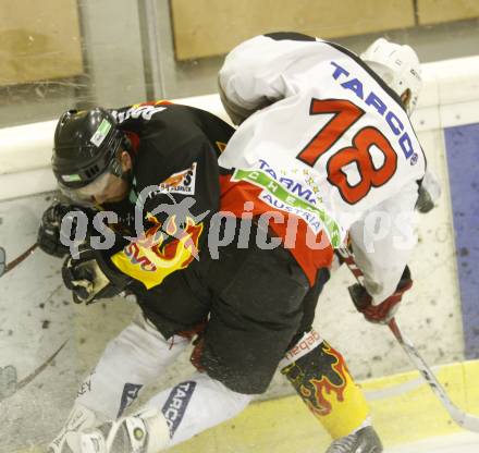 Eishockey Carinthian Hockey League CHL. EC Tarco Woelfe Klagenfurt gegen EC SV Spittal. Manuel Ferrara (Tarco), Martin Dobner (Spittal). Klagenfurt, am 9.3.2010.
Foto: Kuess
---
pressefotos, pressefotografie, kuess, qs, qspictures, sport, bild, bilder, bilddatenbank