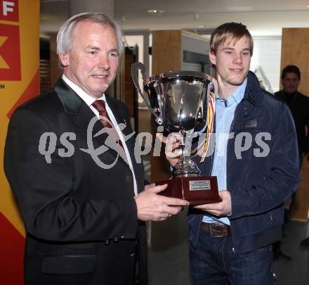 Eishockey Bundesliga. Ehrung Eishockey Superstar Saison 2009/2010. Landeshauptmann Gerhard Doerfler,  Markus Pirmann (KAC). Klagenfurt, am 12.3.2010.
Foto: Kuess
---
pressefotos, pressefotografie, kuess, qs, qspictures, sport, bild, bilder, bilddatenbank
