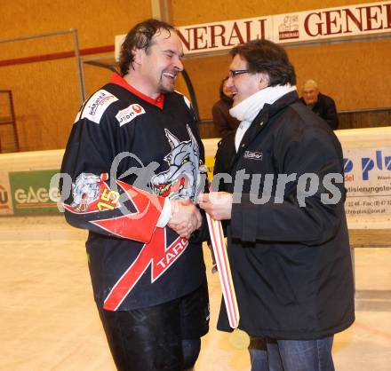 Eishockey Carinthian Hockey League CHL.  EC SV Spittal gegen EC Tarco Woelfe Klagenfurt.  Kapitaen Bruno Tarmann (Tarco) uebernimmt von Wolfgang Ebner (Praesident Kaerntner Eishockeyverband) die Meistermedaille. Spittal, am 13.3.2010.
Foto: Kuess

---
pressefotos, pressefotografie, kuess, qs, qspictures, sport, bild, bilder, bilddatenbank