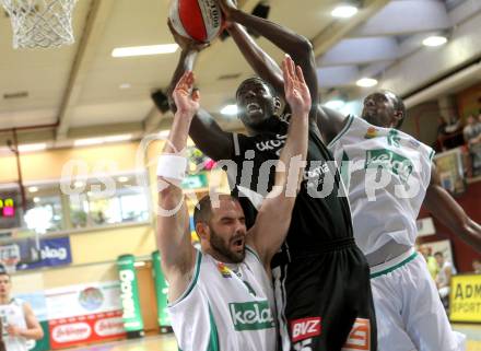 Basketball Bundesliga. Woerthersee Piraten gegen Guessing Knights.  Joachim Buggelsheim, Phil McCandies (Piraten), Jean Francois  (Guessing Knights). Klagenfurt, 14.3.2010.
Foto:  Kuess

---
pressefotos, pressefotografie, kuess, qs, qspictures, sport, bild, bilder, bilddatenbank