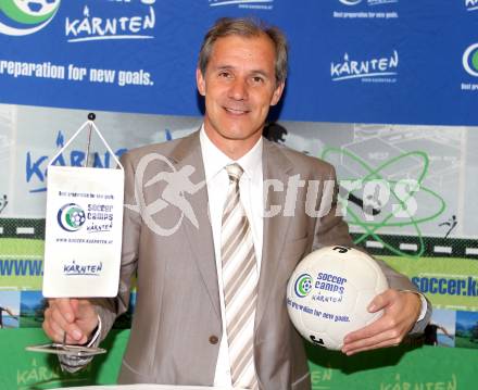 Soccer camps Kaernten.  Landesrat Josef Martinz. Klagenfurt, 14.3.2009.
Foto: Kuess
---
pressefotos, pressefotografie, kuess, qs, qspictures, sport, bild, bilder, bilddatenbank