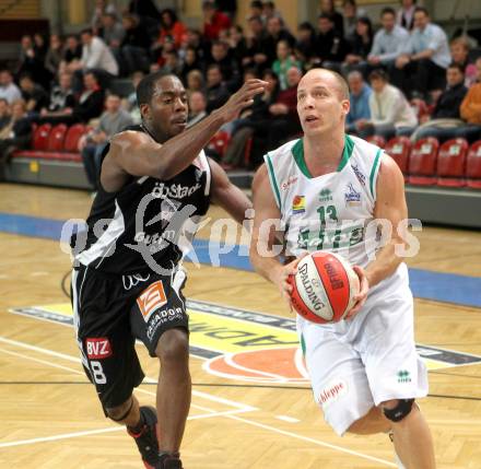 Basketball Bundesliga. Woerthersee Piraten gegen Guessing Knights.   Davor Sattler (Piraten), Frank Richards  (Guessing Knights). Klagenfurt, 14.3.2010.
Foto:  Kuess

---
pressefotos, pressefotografie, kuess, qs, qspictures, sport, bild, bilder, bilddatenbank