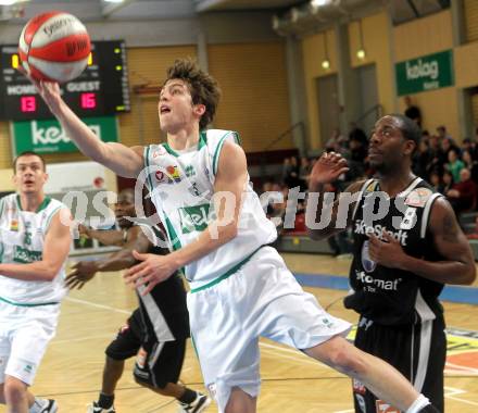 Basketball Bundesliga. Woerthersee Piraten gegen Guessing Knights.  Sebastian Schaal (Piraten), Frank Richards  (Guessing Knights). Klagenfurt, 14.3.2010.
Foto:  Kuess

---
pressefotos, pressefotografie, kuess, qs, qspictures, sport, bild, bilder, bilddatenbank