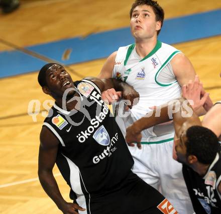 Basketball Bundesliga. Woerthersee Piraten gegen Guessing Knights.  Bernhard Weber (Piraten), Jean Francois  (Guessing Knights). Klagenfurt, 14.3.2010.
Foto:  Kuess

---
pressefotos, pressefotografie, kuess, qs, qspictures, sport, bild, bilder, bilddatenbank