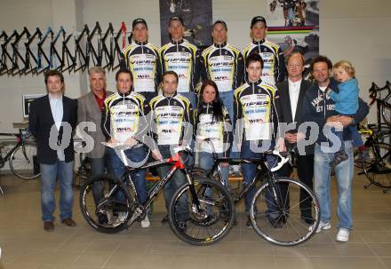 Radsport. Teampraesentation. Werner Falthrinrt, Adam Homolka, Liam Pool, Patrick Schoermayer, Christina Perchtold, Manuel rabensteiner, Juergen Kiegerll, Wolfgang Karner, Valentin Barac, Peter Paco Wrolich (Praesident Kaerntner Radsportverband). Klagenfurt, am 17.3.2010.
Foto: Kuess
---
pressefotos, pressefotografie, kuess, qs, qspictures, sport, bild, bilder, bilddatenbank