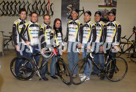 Radsport. Teampraesentation. Werner Falthrinrt, Adam Homolka, Liam Pool, Patrick Schoermayer, Christina Perchtold, Manuel rabensteiner, Juergen Kiegerll, Wolfgang Karner. Klagenfurt, am 17.3.2010.
Foto: Kuess
---
pressefotos, pressefotografie, kuess, qs, qspictures, sport, bild, bilder, bilddatenbank