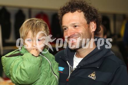 Radsport. Teampraesentation Radland Kaernten. Peter Paco Wrolich (Praesident Karntner Radsportverband) mit Sohn. Klagenfurt, am 17.3.2010.
Foto: Kuess
---
pressefotos, pressefotografie, kuess, qs, qspictures, sport, bild, bilder, bilddatenbank