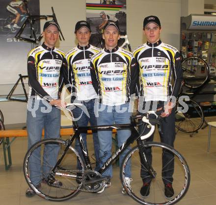 Radsport. Teampraesentation Radland Kaernten. Adam Homolka, Patrick Schoerkmayer, Werner Faltheiner, Liam Pool. Klagenfurt, am 17.3.2010.
Foto: Kuess
---
pressefotos, pressefotografie, kuess, qs, qspictures, sport, bild, bilder, bilddatenbank