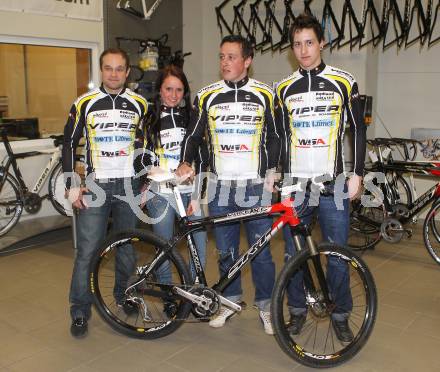 Radsport. Teampraesentation Radland Kaernten. Wolfgang Karner, Christina Perchtold, Juergen Kiegerll, Manuel Rabensteiner. Klagenfurt, am 17.3.2010.
Foto: Kuess
---
pressefotos, pressefotografie, kuess, qs, qspictures, sport, bild, bilder, bilddatenbank