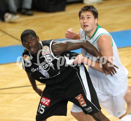 Basketball Bundesliga. Woerthersee Piraten gegen Guessing Knights.   Bernhard Weber (Piraten), Jean Francois  (Guessing Knights). Klagenfurt, 14.3.2010.
Foto:  Kuess

---
pressefotos, pressefotografie, kuess, qs, qspictures, sport, bild, bilder, bilddatenbank