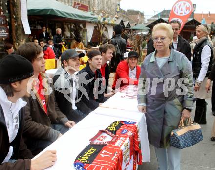 EBEL. Eishockey Bundesliga. KAC am Ostermarkt. Brandner Christoph, Thomas Hundertpfund, Stefan Geier, Markus Pirmann, Paul Schellander, Rene Swette, Heidi Horten. Klagenfurt, am 26.3.2010.
Foto: Kuess
---
pressefotos, pressefotografie, kuess, qs, qspictures, sport, bild, bilder, bilddatenbank
