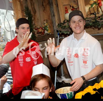 EBEL. Eishockey Bundesliga. KAC am Ostermarkt beim Reindling backen. Markus Pirmann, Stefan Geier. Klagenfurt, am 26.3.2010.
Foto: Kuess
---
pressefotos, pressefotografie, kuess, qs, qspictures, sport, bild, bilder, bilddatenbank