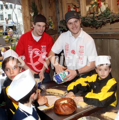 EBEL. Eishockey Bundesliga. KAC am Ostermarkt beim Reindling backen. Markus Pirmann, Stefan Geier. Klagenfurt, am 26.3.2010.
Foto: Kuess
---
pressefotos, pressefotografie, kuess, qs, qspictures, sport, bild, bilder, bilddatenbank