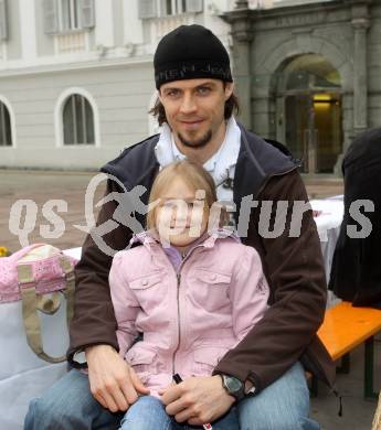 EBEL. Eishockey Bundesliga. KAC am Ostermarkt beim Reindling backen. Christoph Brandner mit Tochter. Klagenfurt, am 26.3.2010.
Foto: Kuess
---
pressefotos, pressefotografie, kuess, qs, qspictures, sport, bild, bilder, bilddatenbank