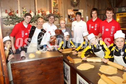 EBEL. Eishockey Bundesliga. KAC am Ostermarkt beim Reindling backen. Markus Pirmann, Stefan Geier, Rene Swette, Thomas Hundertpfund, Paul Schellander, Heidi Horten. Klagenfurt, am 26.3.2010.
Foto: Kuess
---
pressefotos, pressefotografie, kuess, qs, qspictures, sport, bild, bilder, bilddatenbank