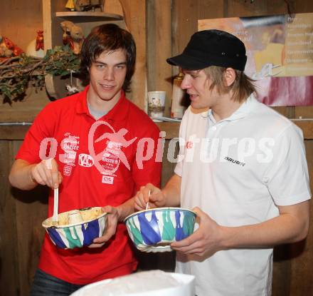 EBEL. Eishockey Bundesliga. KAC am Ostermarkt beim Reindling backen. Rene Swette, Thomas Hundertpfund. Klagenfurt, am 26.3.2010.
Foto: Kuess
---
pressefotos, pressefotografie, kuess, qs, qspictures, sport, bild, bilder, bilddatenbank