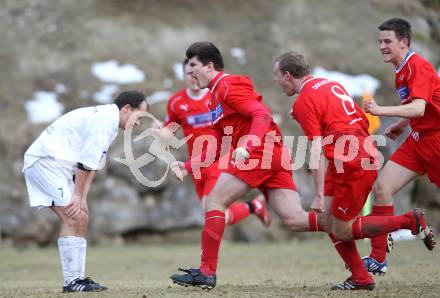 Fussball 1. Klasse D. DSG Sele/Zell gegen SC Globasnitz. Torjubel Adnan Bajric, Miran Kelih (Zell). Zell Pfarre, am 28.3.2010.
Foto: Kuess
---
pressefotos, pressefotografie, kuess, qs, qspictures, sport, bild, bilder, bilddatenbank