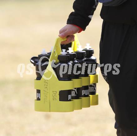 Fussball 1. Klasse D. DSG Sele/Zell gegen SC Globasnitz. Feature. Trinkflaschen. Zell Pfarre, am 28.3.2010.
Foto: Kuess
---
pressefotos, pressefotografie, kuess, qs, qspictures, sport, bild, bilder, bilddatenbank