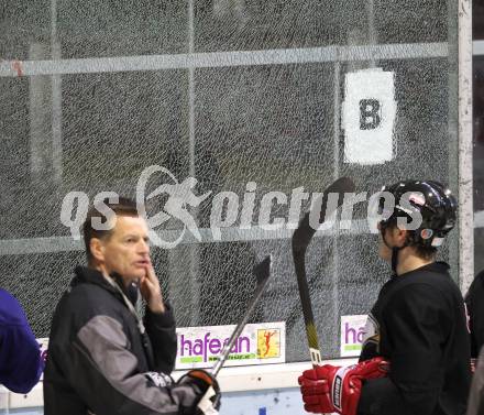 Eishockey. Training Nationalteam Oesterreich. Kaputte Plexiglasscheibe. Klagenfurt, am 29.3.2010.
Foto: Kuess
---
pressefotos, pressefotografie, kuess, qs, qspictures, sport, bild, bilder, bilddatenbank