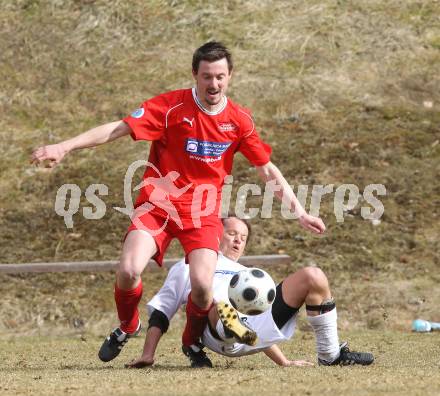 Fussball 1. Klasse D. DSG Sele/Zell gegen SC Globasnitz. Stefan Wieser (Zell), Manfred Figoutz (Globasnitz). Zell Pfarre, am 28.3.2010.
Foto: Kuess
---
pressefotos, pressefotografie, kuess, qs, qspictures, sport, bild, bilder, bilddatenbank