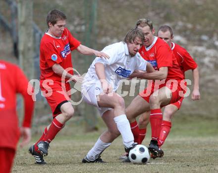 Fussball 1. Klasse D. DSG Sele/Zell gegen SC Globasnitz. Martin Kelih, Alois Sadjak (Zell), Juergen Kowatsch (Globasnitz). Zell Pfarre, am 28.3.2010.
Foto: Kuess
---
pressefotos, pressefotografie, kuess, qs, qspictures, sport, bild, bilder, bilddatenbank