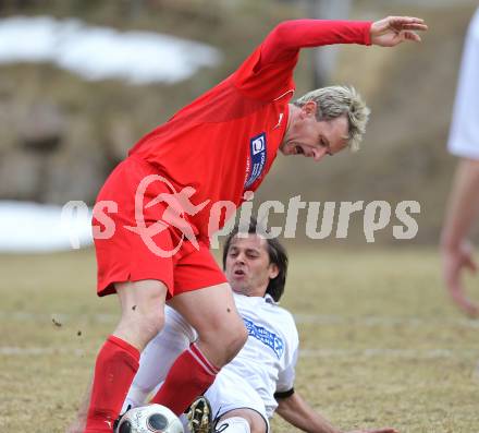 Fussball 1. Klasse D. DSG Sele/Zell gegen SC Globasnitz. Samir Cavkunovic (Zell), Johannes Silan (Globasnitz). Zell Pfarre, am 28.3.2010.
Foto: Kuess
---
pressefotos, pressefotografie, kuess, qs, qspictures, sport, bild, bilder, bilddatenbank