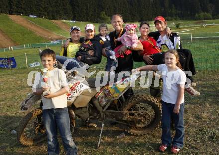 Motorsport, Austrian Cross Country. ACC. Enduro. Markus Tischhart, Stefanie Berger, Raimund Berger mit Maria und Linda, Hans Peter und Carina Musil, Sebastian und Tatjana.  
Mairist, am 1.5.2009.
Foto: Kuess

---
pressefotos, pressefotografie, kuess, qs, qspictures, sport, bild, bilder, bilddatenbank