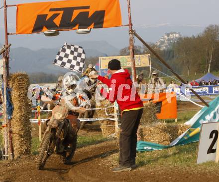 Motorsport, Austrian Cross Country. ACC. Enduro. Zielflagge fuer Siegi Bauer. 
Mairist, am 1.5.2009.
Foto: Kuess

---
pressefotos, pressefotografie, kuess, qs, qspictures, sport, bild, bilder, bilddatenbank