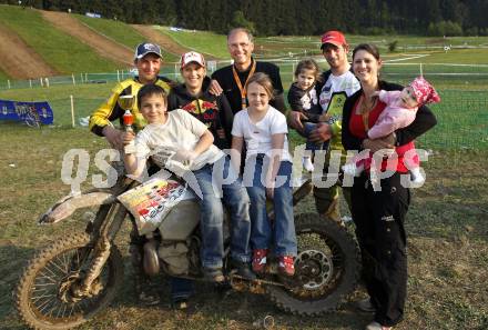 Motorsport, Austrian Cross Country. ACC. Enduro. Markus Tischhart, Stefanie Berger, Raimund Berger mit Maria und Linda, Hans Peter und Carina Musil, Sebastian und Tatjana.  
Mairist, am 1.5.2009.
Foto: Kuess

---
pressefotos, pressefotografie, kuess, qs, qspictures, sport, bild, bilder, bilddatenbank