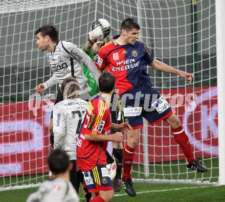 Fussball. OEFB Stiegl Cup. SK Austria Kelag Kaernten  gegen Rapid Wien. Luka Elsner, Andreas Schranz, (Austria Kaernten), Nikica Jelavic(Rapid Wien). Klagenfurt, 31.3.2010. 
Foto: Kuess

---
pressefotos, pressefotografie, kuess, qs, qspictures, sport, bild, bilder, bilddatenbank