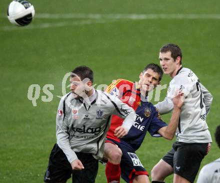 Fussball. OEFB Stiegl Cup. SK Austria Kelag Kaernten  gegen Rapid Wien. Oliver Pusztai, Daniel Gramann, (Austria Kaernten), Christopher Trimmel (Rapid Wien). Klagenfurt, 31.3.2010. 
Foto: Kuess

---
pressefotos, pressefotografie, kuess, qs, qspictures, sport, bild, bilder, bilddatenbank