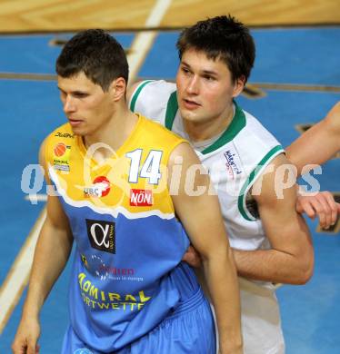 Basketball Bundesliga. Woerthersee Piraten gegen UBC St. Poelten. Bernhard Weber,  (Piraten), Andreas Worenz (UBC St. Poelten). Klagenfurt, 3.4.2010.
Foto:  Kuess

---
pressefotos, pressefotografie, kuess, qs, qspictures, sport, bild, bilder, bilddatenbank