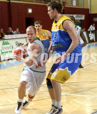 Basketball Bundesliga. Woerthersee Piraten gegen UBC St. Poelten.  Davor Sattler,   (Piraten), Martin Kohlmaier   (UBC St. Poelten). Klagenfurt, 3.4.2010.
Foto:  Kuess

---
pressefotos, pressefotografie, kuess, qs, qspictures, sport, bild, bilder, bilddatenbank