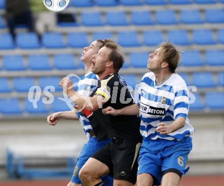 Fussball. Kaerntner Liga. VSV gegen SVG Bleiburg. Lassnig Martin,  Banic Luka  (VSV), Wriessnig Daniel (Bleiburg). Villach, 3.4.2010.
Foto: Kuess
---
pressefotos, pressefotografie, kuess, qs, qspictures, sport, bild, bilder, bilddatenbank