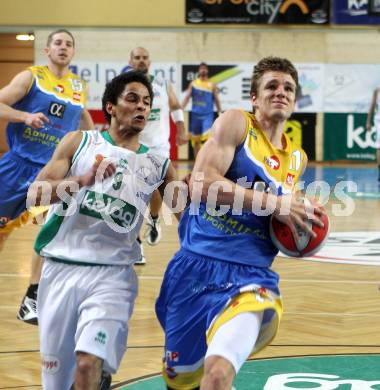 Basketball Bundesliga. Woerthersee Piraten gegen UBC St. Poelten.   Samuel Bachlechner,  (Piraten), Richard Poiger (UBC St. Poelten). Klagenfurt, 3.4.2010.
Foto:  Kuess

---
pressefotos, pressefotografie, kuess, qs, qspictures, sport, bild, bilder, bilddatenbank