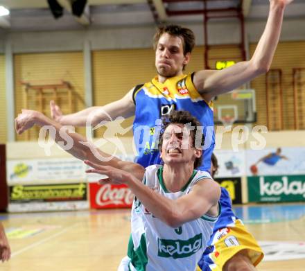 Basketball Bundesliga. Woerthersee Piraten gegen UBC St. Poelten.  Sebastian Schaal,    (Piraten), Martin Kohlmaier (UBC St. Poelten). Klagenfurt, 3.4.2010.
Foto:  Kuess

---
pressefotos, pressefotografie, kuess, qs, qspictures, sport, bild, bilder, bilddatenbank