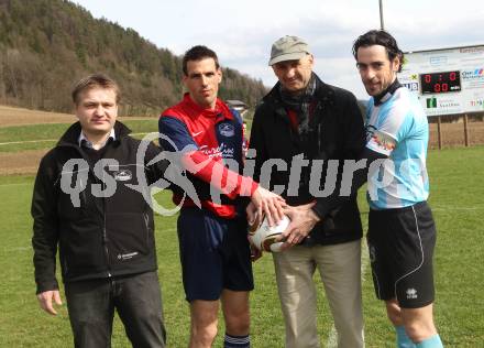 Fussball 1. Klasse C. SC Ulrichsberg gegen SGA Sirnitz. Frank Rainer (Obmann SC Ulrichsberg), Josef Walter Hasler (Ulrichsberg), Manfred Mertel, Herbert Ebner (Sirnitz). St. Peter am Bichl, am 3.4.2010.
Foto: Kuess
---
pressefotos, pressefotografie, kuess, qs, qspictures, sport, bild, bilder, bilddatenbank